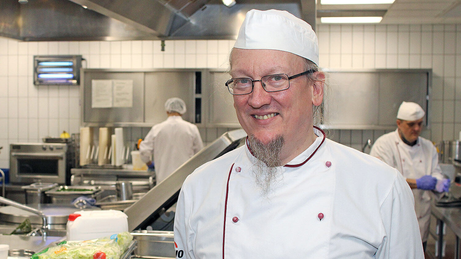 Öffnet die Seite 'Gutes Essen ist eine Frage der Würde – Zu Besuch bei Küchenchef Geert Seifert' Küchenmeister und Konditor Geert Seifert leitet seit 19 Jahren die Küche im Hans-Klenk-Haus und versorgt neben den Bewohner*innen auch Kitas und Mitarbeiter*innen täglich mit Essen