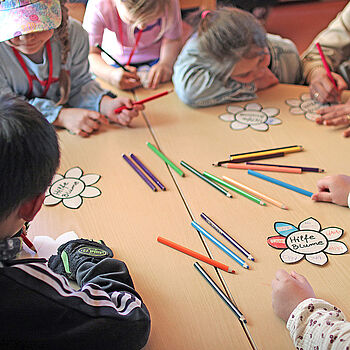 Kinder basteln gemeinsam beim Kinderschutztag im AWO KiFaZ Bullerbü