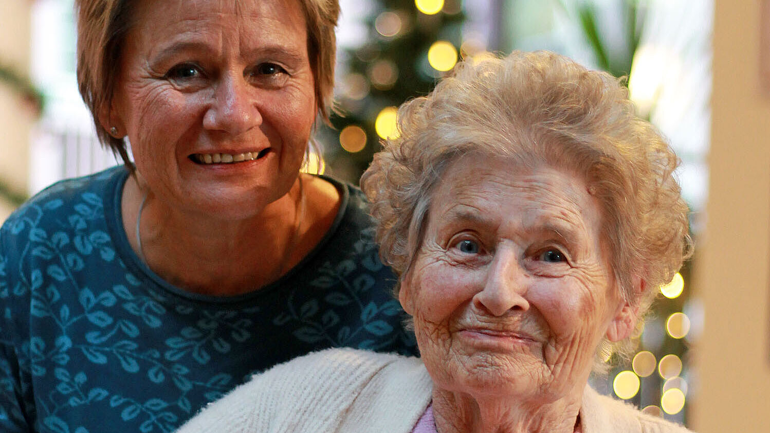 Brigitte Jaanus mit ihrer Tochter Karin Heinz im Pflegezentrum Hans-Klenk-Haus