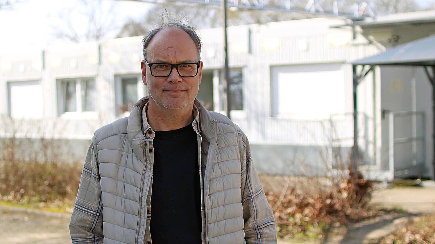 Olaf Thumann arbeitet seit 2017 in der Flüchtlingsarbeit der AWO Ludwigsburg und hat sein Büro in der Unterkunft am Römerhügel