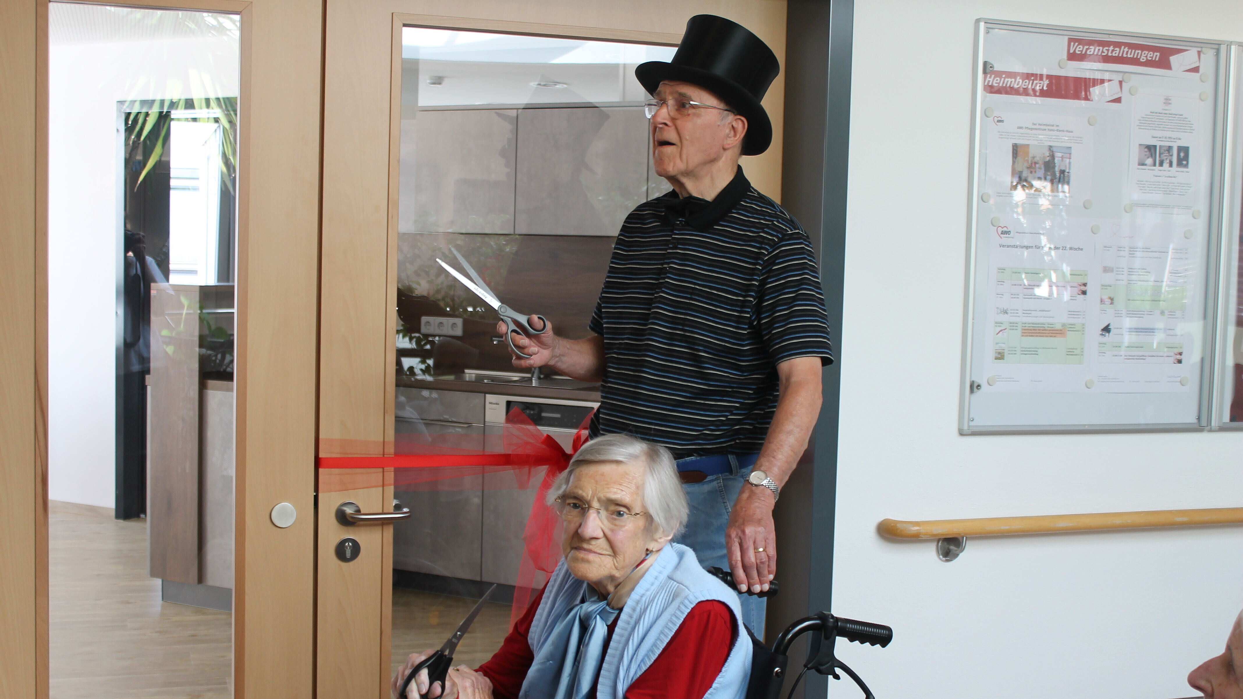 Peter Ackermann und Frau Störck eröffnen Wohnbereich 3 nach Umbau