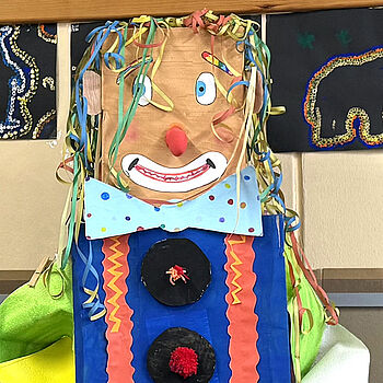 Werke der Kinder, die sie in der Schulkindbetreuung gebastelt haben