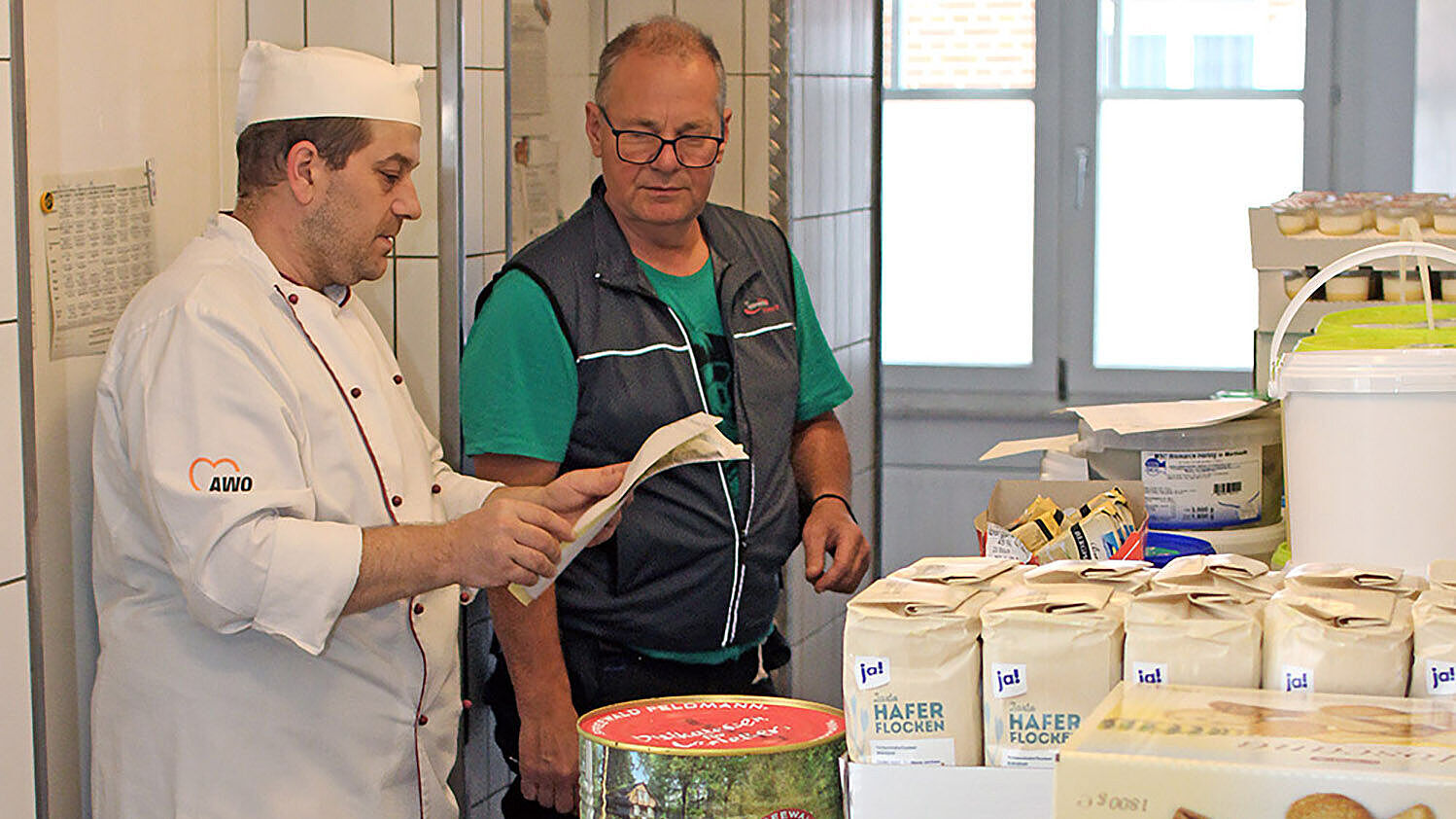 AWO_Ludwigsburg_Hans-Klenk-Haus_Warenannahme.jpg Koch Günter Käfer nimmt Ware entgegen, packt sie um und etikettiert sie, damit jede Zutat nachverfolgbar bleibt