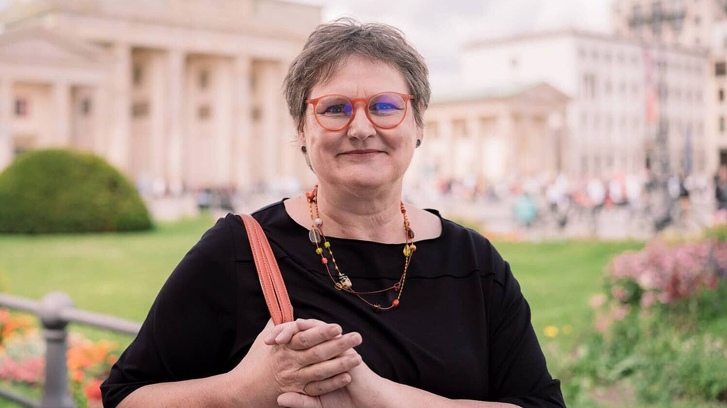 Leni Breymaier ist ehemalige Bundestagsabgeordnete (2017-2025), Gründungsmitglied von „SISTERS - für den Ausstieg aus der Prostitution e. V.“ und AWO-Mitglied