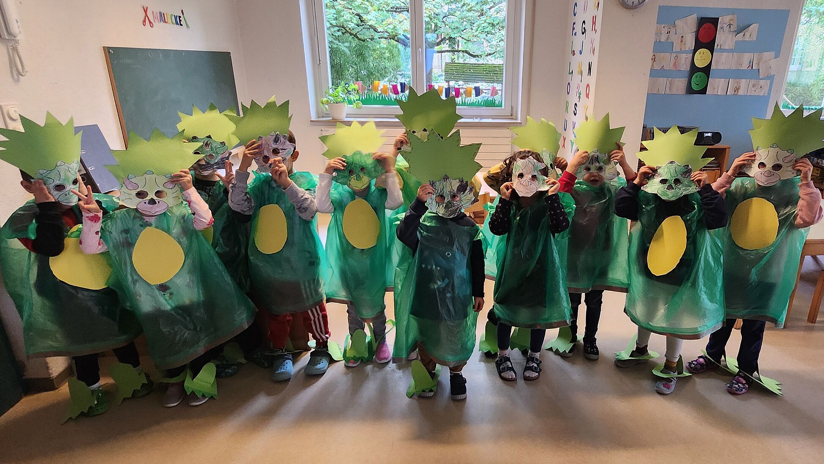Wurzelkinder im Dino-Fieber