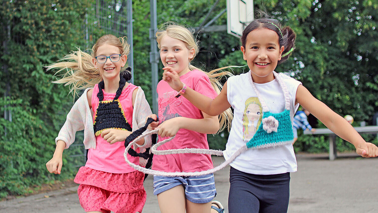 Spielen im Hof der Grundschule Hoheneck