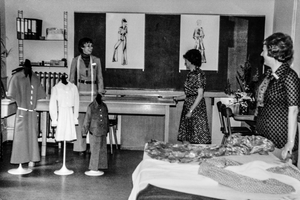 Blick in ein Mode-Geschäft: Drei Frauen unterhalten sich über Kleidung