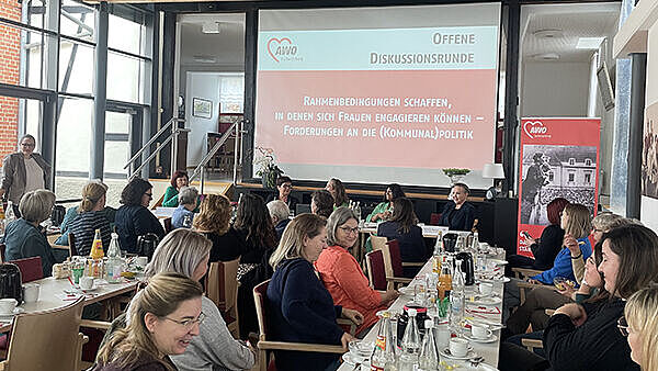 Frauentag mit Lucia Schanbacher als Referenton - mehr Frauen in die Parlamente