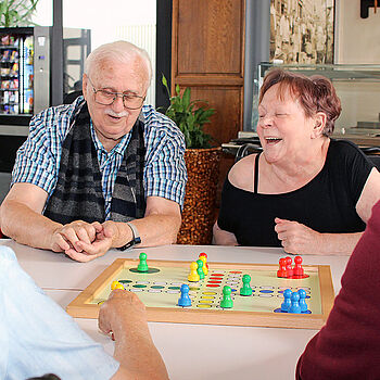 Ehrenamtliche beim Spielenachmittag im Hans-Klenk-Haus