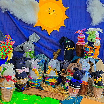 Werke der Kinder, die sie in der Schulkindbetreuung gebastelt haben