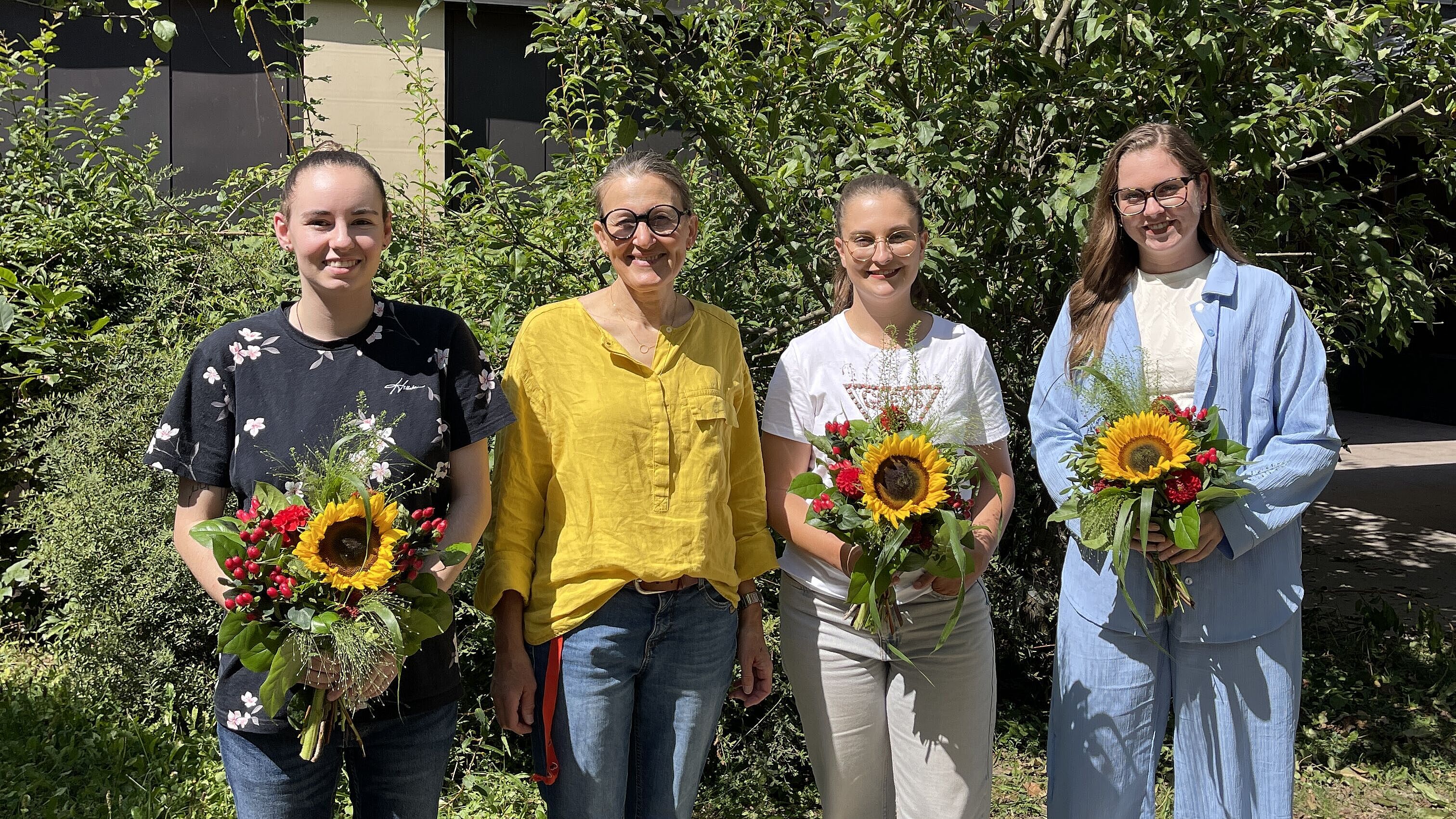 Öffnet die Seite 'Erzieherinnen schließen Ausbildung ab' v.l.n.r. Frau Huber, Frau Kurz (Leitung), Frau Österle und Frau Weller freuen sich über die abgeschlossene Ausbildung