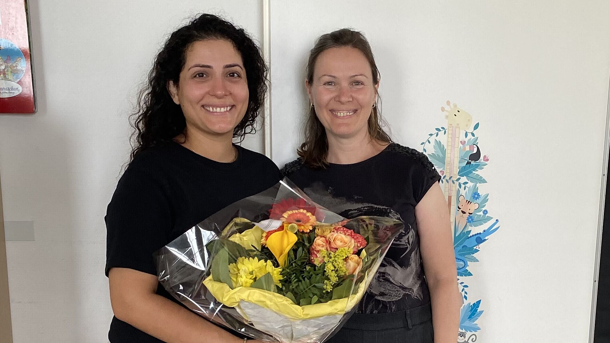 Frau Mitu (Leitung) gratuliert Frau Berger zur abgeschlossenen Ausbildung Frau Mitu (Leitung) gratuliert Frau Berger zur abgeschlossenen Ausbildung