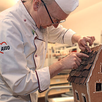 Küche des Hans-Klenk-Haus Der Küchenchef baut ein Lebkuchenhaus