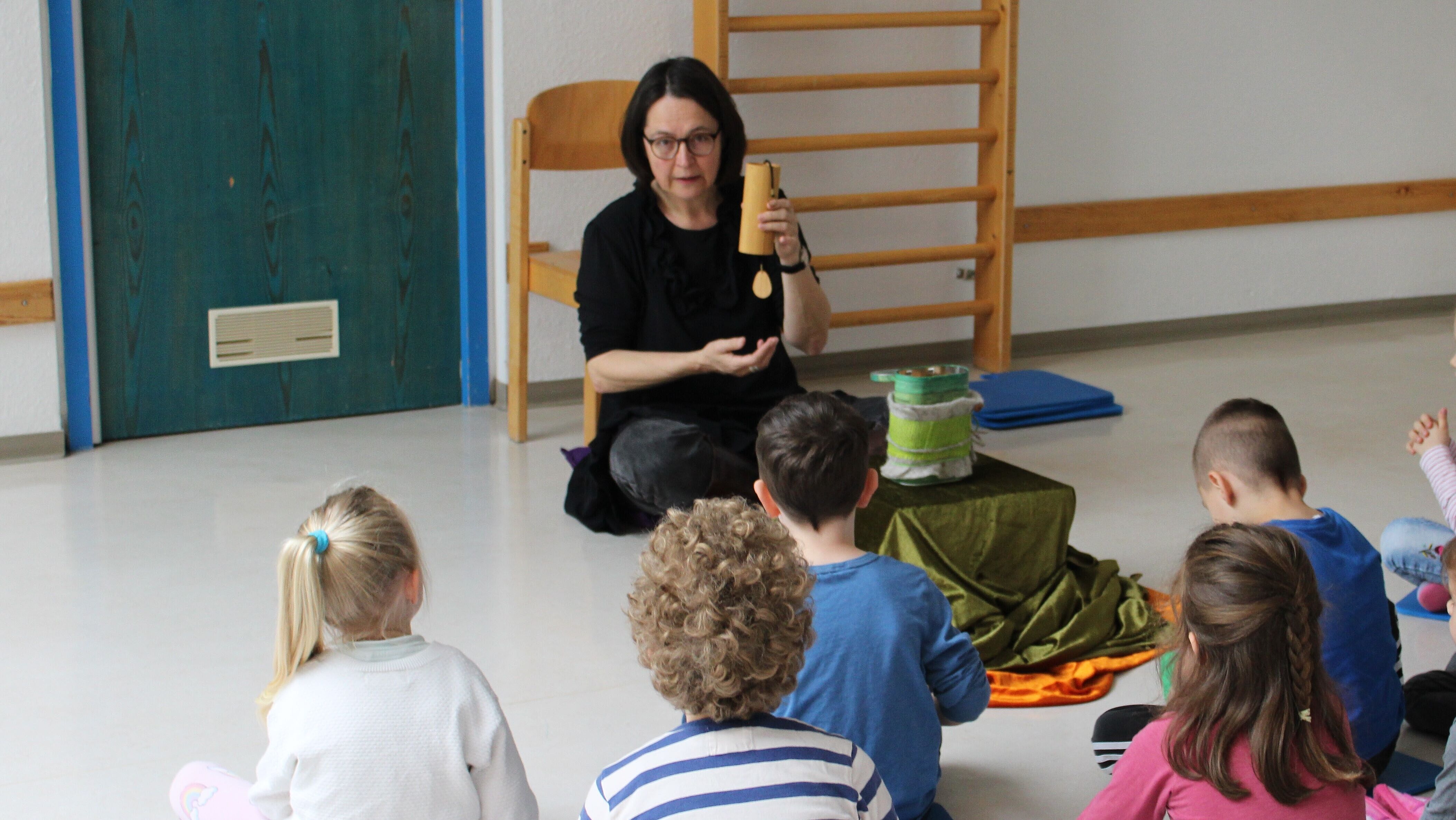 Xenia Busam zu Besuch bei den Wurzelkindern
