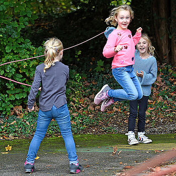 Kinder spielen im Hof der Grundschule Hoheneck