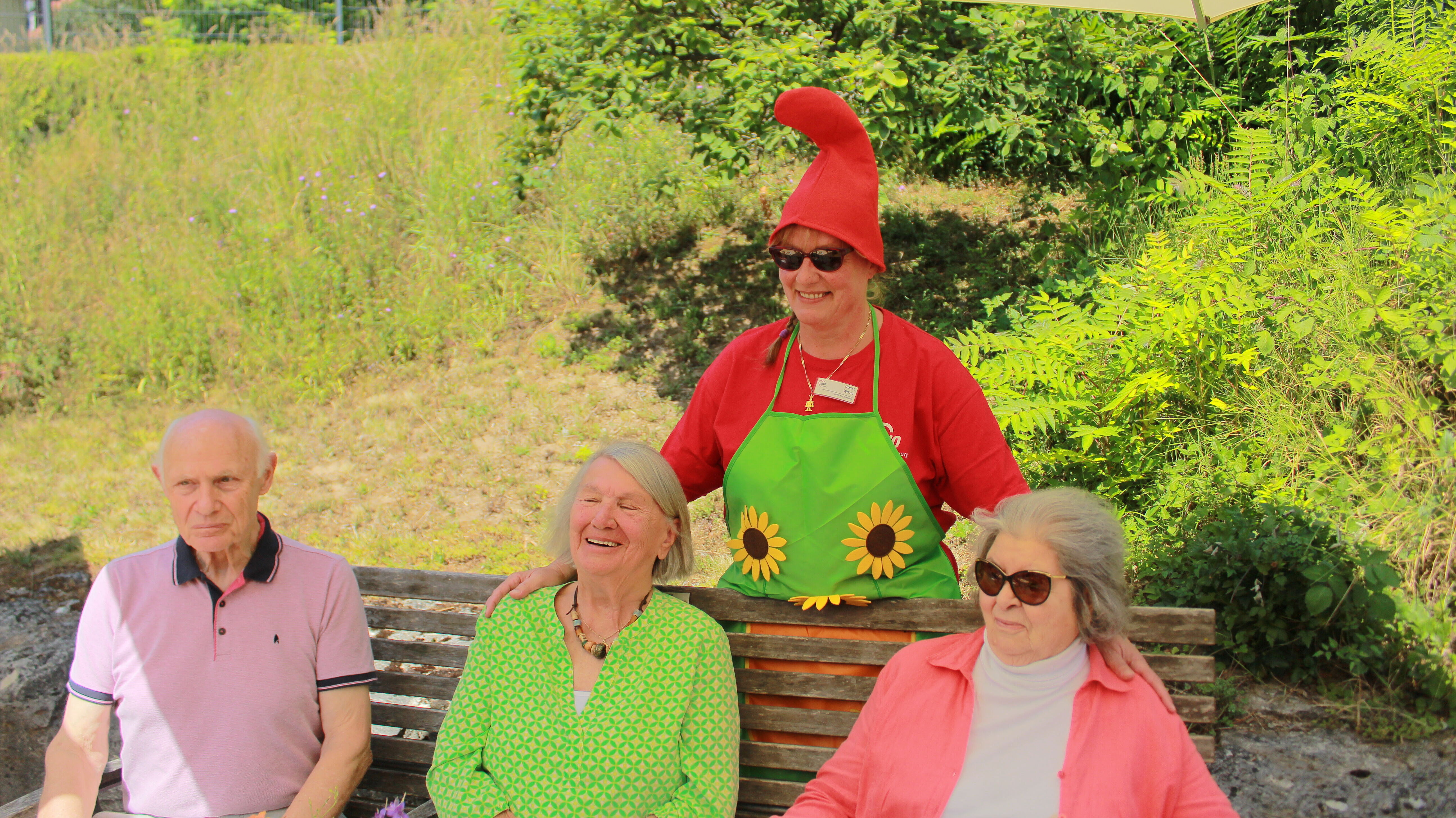 Mitarbeiterin als Blume verkleidet mit Bewohnern Mitarbeiterin als Blume verkleidet mit Bewohnern