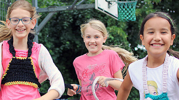 Schulkindbetreuung der AWO Ludwigsburg: Schülerinnen spielen im Hof