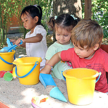 Kinder spielen im Sand in der AWO-Kita "Wurzelkinder" Kinder spielen im Sand in der AWO-Kita "Wurzelkinder"