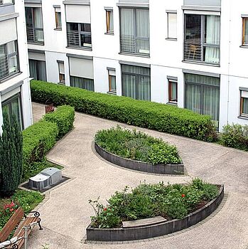 Blick in den Therapiegarten des Pflegezentrums Hans-Klenk-Haus