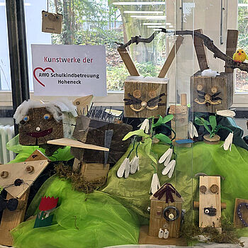 Werke der Kinder, die sie in der Schulkindbetreuung gebastelt haben
