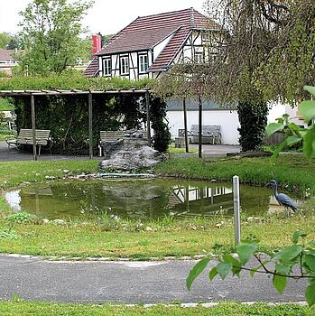 Blick in den Garten mit Teich des Pflegezentrums Hans-Klenk-Haus