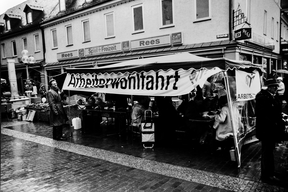 Es ist ein Geschäft in Ludwigsburg zu sehen, davor das Banner der Arbeiterwohlfahrt