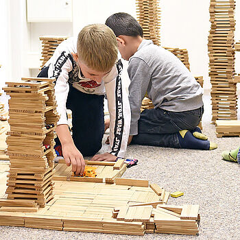 Kinder spielen im Bauzimmer der Schulkindbetreuung der AWO Ludwigsburg