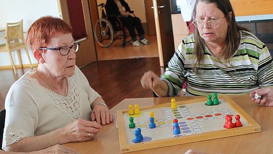 Ehrenamt bei der AWO Ludwigsburg - gemeinsames Kartenspielen