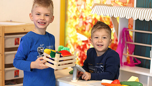 Kinder spielen in einem Kaufladen in einer Kita der AWO
