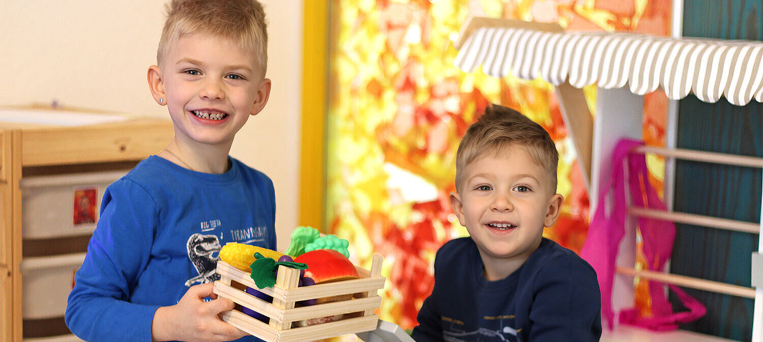 Kinder spielen in einem Kaufladen in einer Kita der AWO