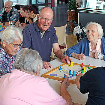 Ehrenamtliche beim Spielenachmittag im Hans-Klenk-Haus