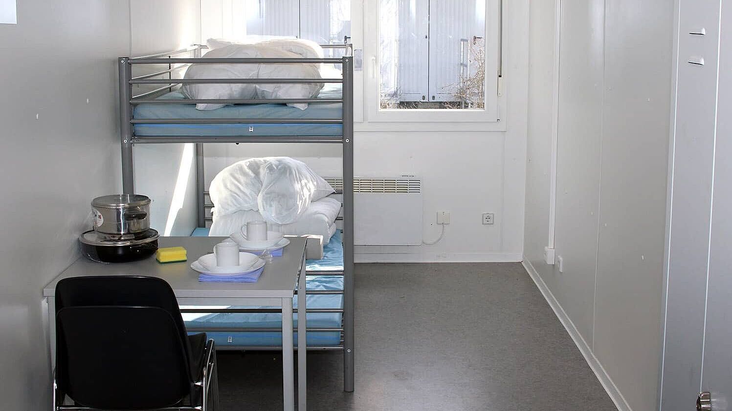 Blick in einen leeren Wohncontainer, in dem bei großem Bedarf zwei Geflüchtete untergebracht werden können. In den vergangenen Monaten sind aber immer weniger Asylbewerber*innen nach Deutschland gekommen.