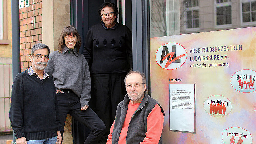 Öffnet die Seite 'Unverzichtbar und doch bedroht: Das Arbeitslosenzentrum Ludwigsburg' Martin Zahner (Vorsitzender des ALZ), Carolin Martin (Migrationsberatung AWO Ludwigsburg), Annegret Jeziorski (Sozialberaterin im ALZ) und Bernd Steuer (Geschäftsführer und Kassierer des ALZ)