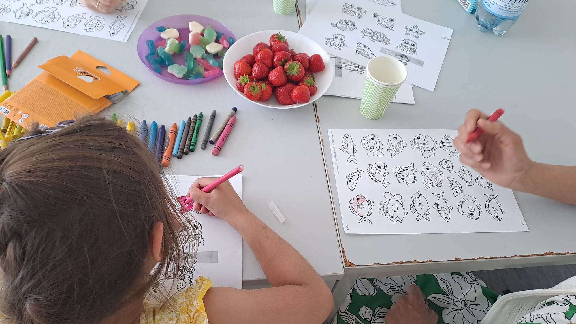 Kinder beim Basteln Kinder beim Basteln
