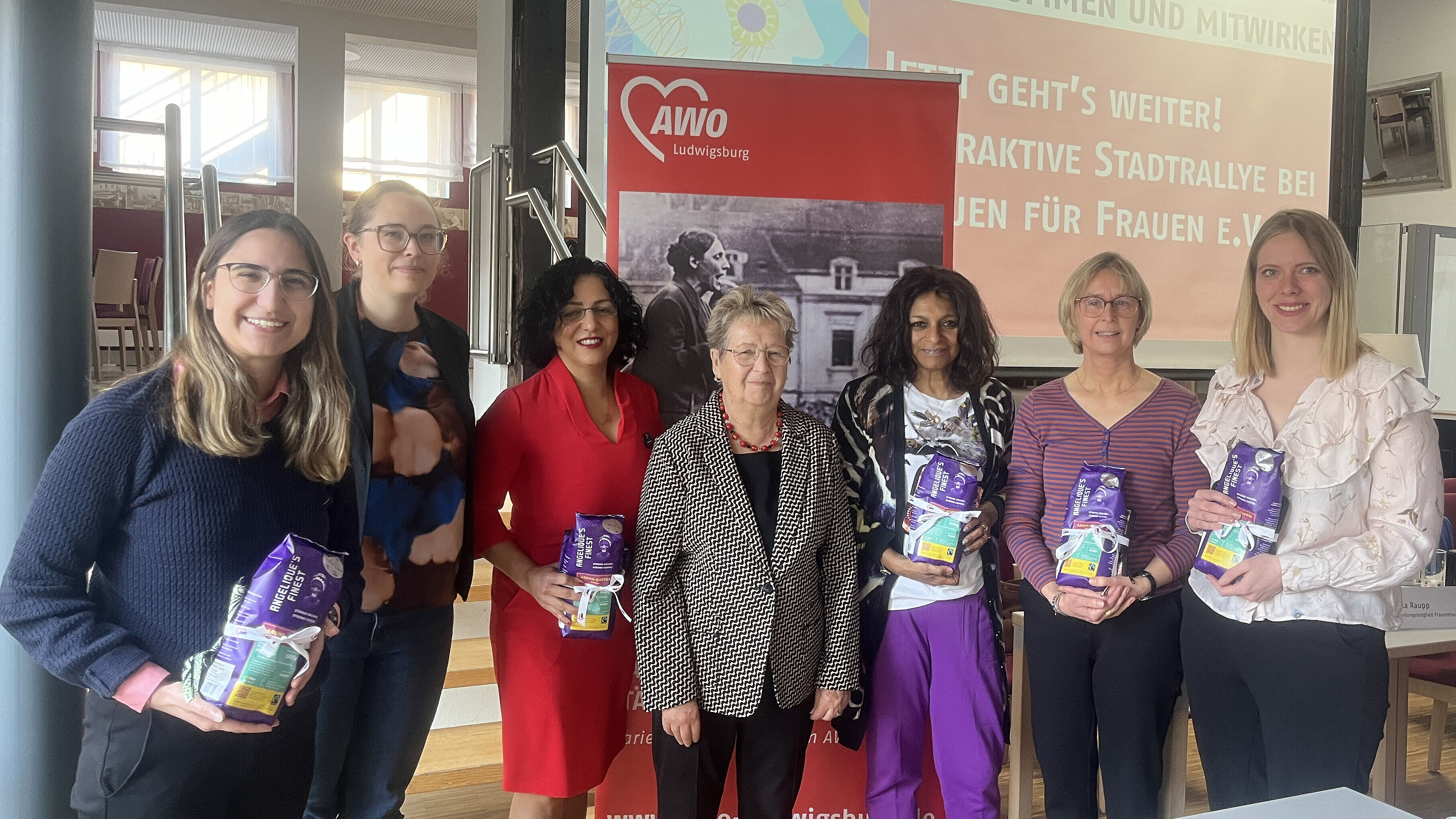 v. l. n. r.: Selin Akin (Freie Wähler), Alexandra Metzger (AWO LB Geschäftsführung), Arezoo Shoaleh (Bündnis 90/ Die Grünen), Erika Raupp (Gründungsfrau), Dr. Uschi Traub (CDU), Judith Raupp (Frauen für Frauen) und Juso Vorsitzende Nathalie Ziwey