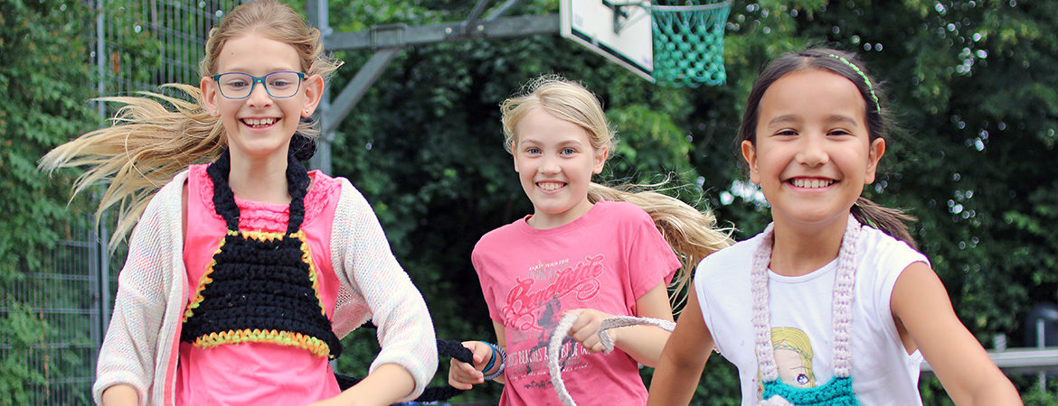 Schulkindbetreuung der AWO Ludwigsburg: Schülerinnen spielen im Hof