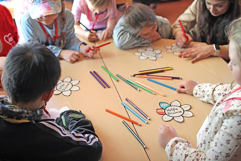 Gemeinsames Basteln einer Hilfe-Blume beim Kinderschutztag 2026