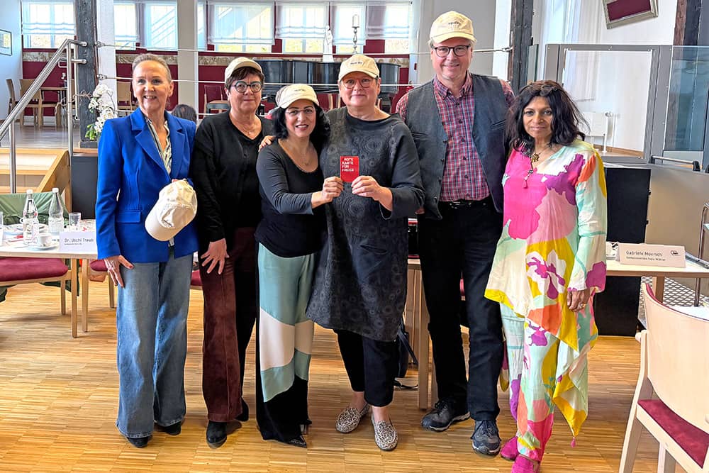 AWO_Ludwigsburg_Leni_Breymaier_politisches_Frauenfruehstueck.jpg Von links nach rechts: Gabriele Moersch (GR Freie Wähler), Margit Liepins (GR SPD), Arezoo Shoaleh (GR Bündnis 90/ Die Grünen), Leni Breymaier, Jörg Maihoff (Ludwigsburger Bündnis gegen Zwangsprostitution und Menschenhandel) und Dr. Uschi Traub (GR CDU)